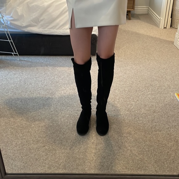 (SOLD) Black suede boots - Picture 5 of 10